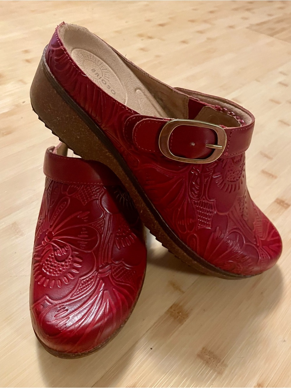Women's deep brownish Red Leather Floral Clog with Buckle sz 9.5